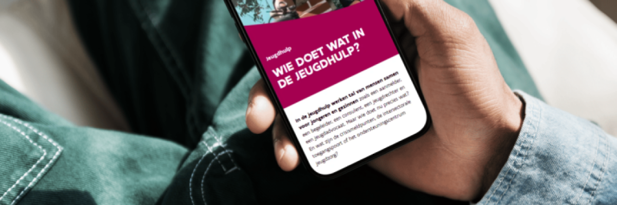 afbeelding van jongere die op gsm info opzoekt over jeugdhulp