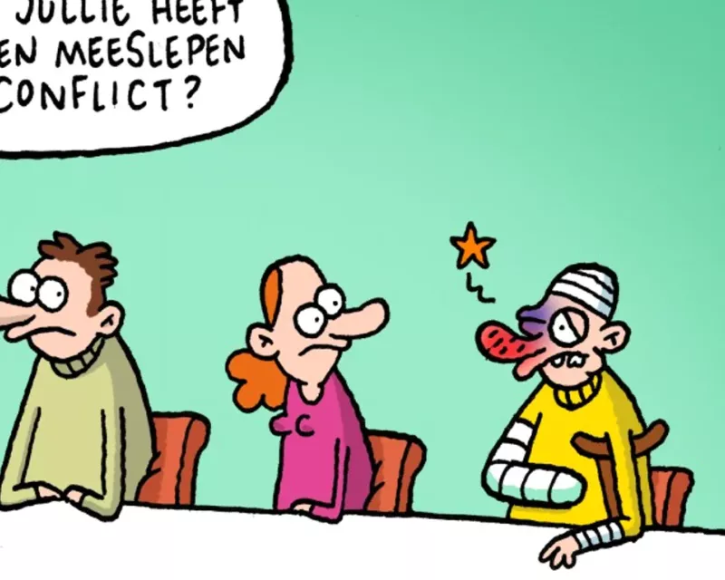 Een hulpverlener vraagt aan gewonde collega's wie zich liet meeslepen in het conflict